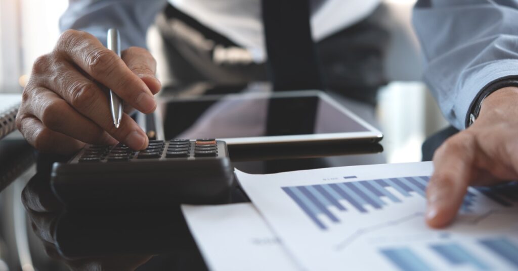 Por que investir em ações é mais rentável e seguro que renda fixa a longo prazo